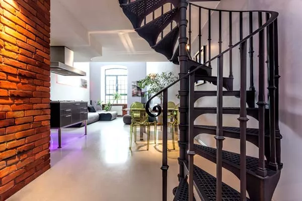 Créer des escaliers sur mesure en chêne et en métal noir pour une maison rénovée, Saint-Omer, BF SERVICE