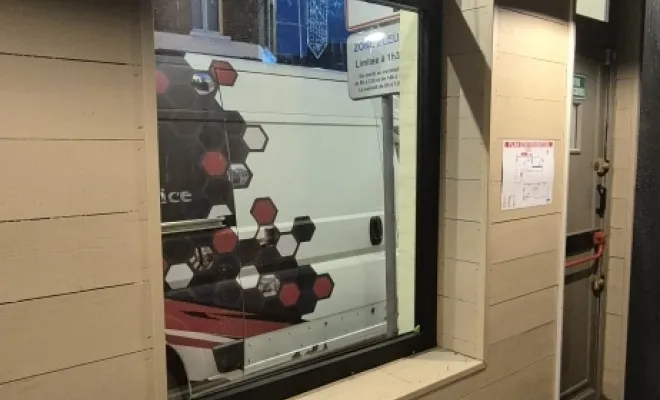 BF SERVICE est intervenu pour la fourniture et pose menuiserie alu dans un restaurant  à ESTAIRES, Saint-Omer, BF SERVICE